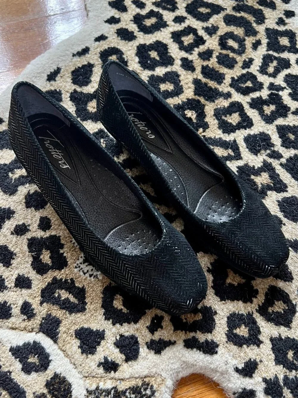 Trotters Black Lauren Wedge Size 5.5